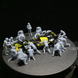 1/64 Miniature Car Repair Doll Set Unpainted
